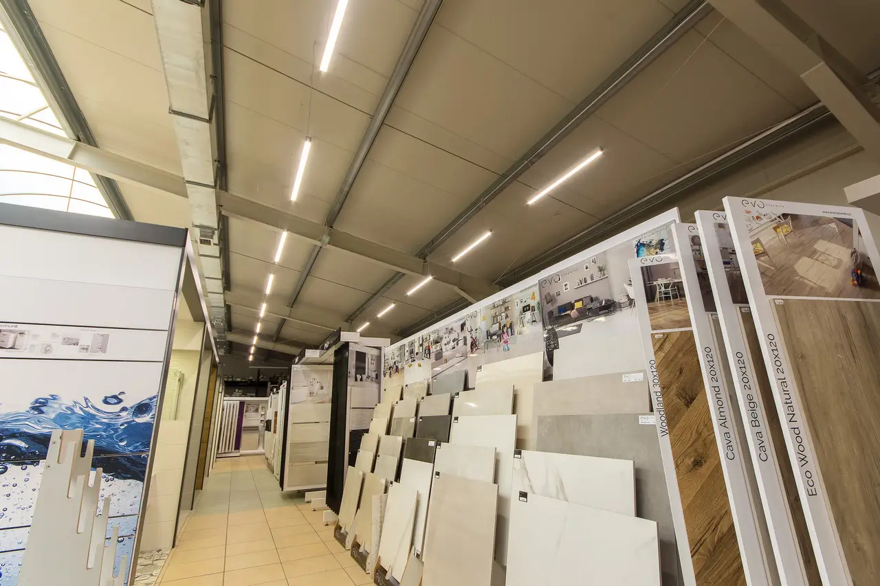 Oprawy LINEO LED ze sterowaniem DALI w magazynie