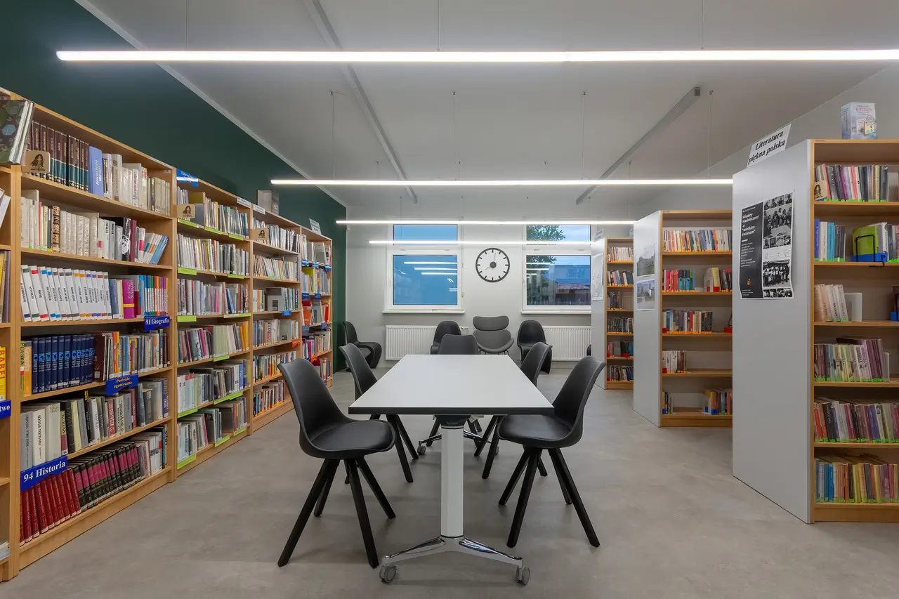 Liniowe oświetlenie LED w bibliotece