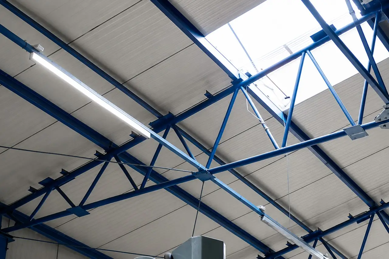 Oprawy LINEO LED zastosowane w modernizacji hali BIKKOPLAST