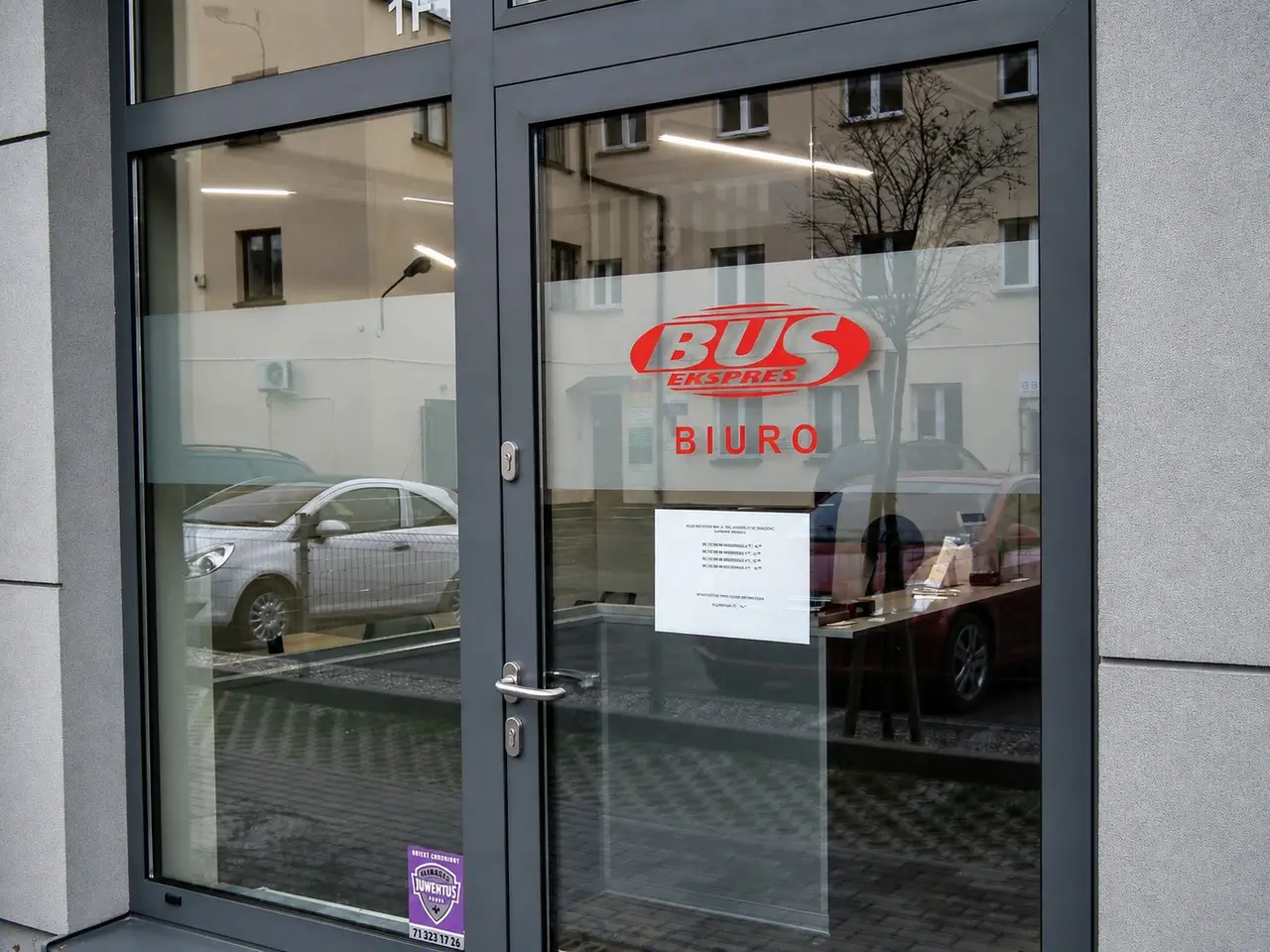 Oprawy LED LINEO w biurze Ekspres Bus Trzebnica