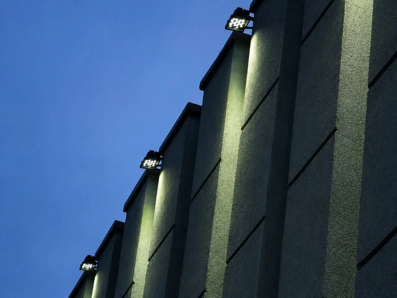 Projektory LED HS1500 na elewacji CK Muza Lubin