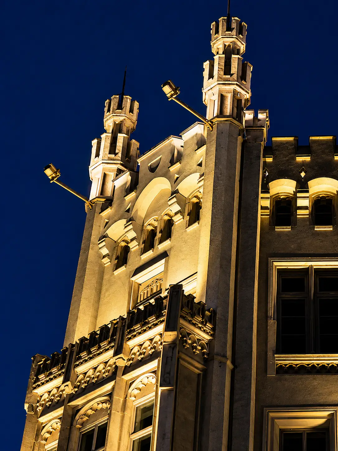 Budynek Platon Wrocław z iluminacją LED