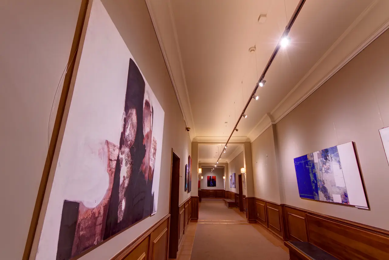 Reflektory LED na szynoprzewodach w galerii sztuki