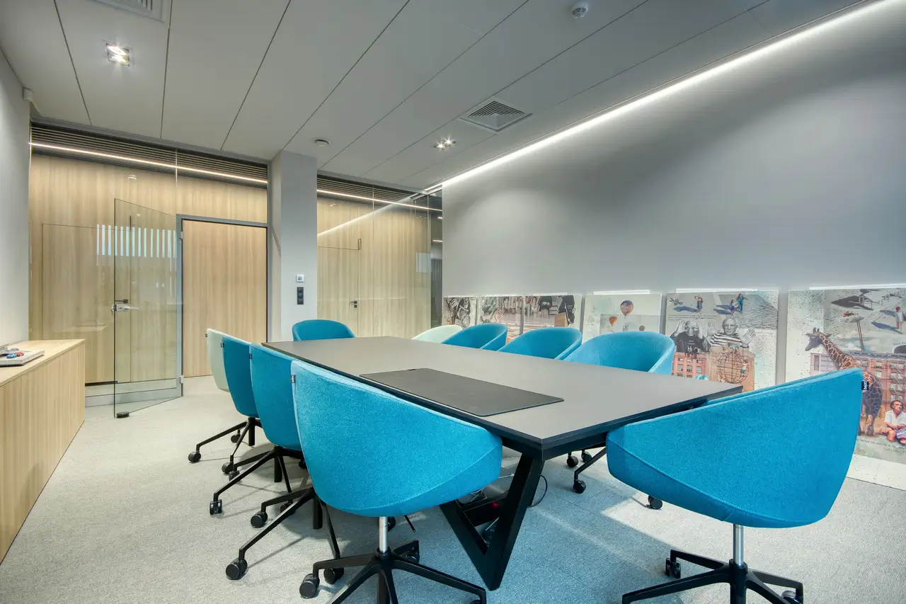 Grupa RB sala konferencyjna z oświetleniem LED
