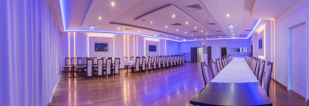 Oświetlenie LED RGBW w sali weselnej Hotelu Wena