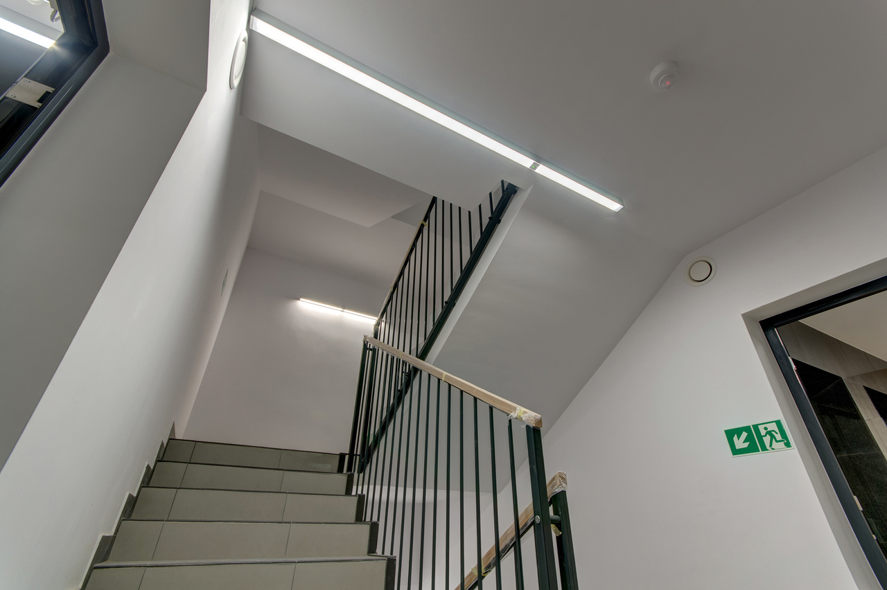 Oświetlenie klatek schodowych liniowymi oprawami LED