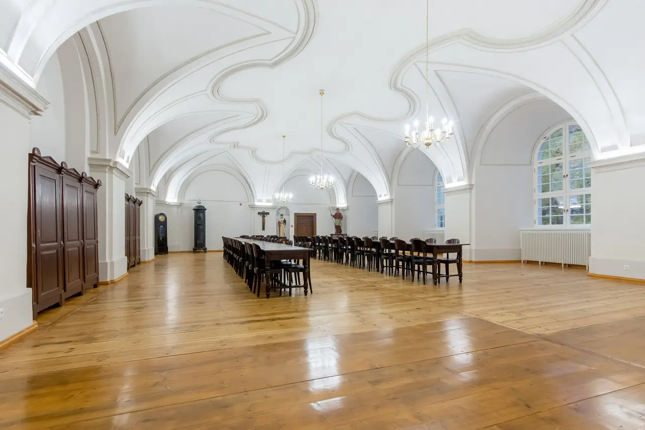 Żyrandol z energooszczędnymi żarówkami LED
