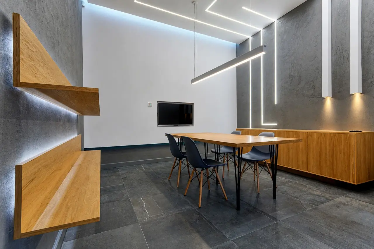 Oświetlenie LED na profilach KLUŚ w NEO-LED ROOM