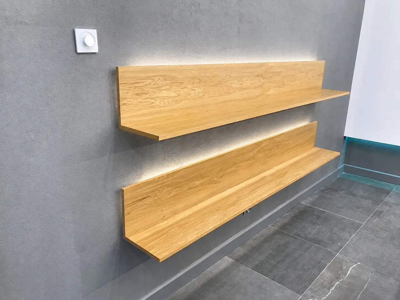 Podświetlenie półek taśmą LED w profilu aluminiowym
