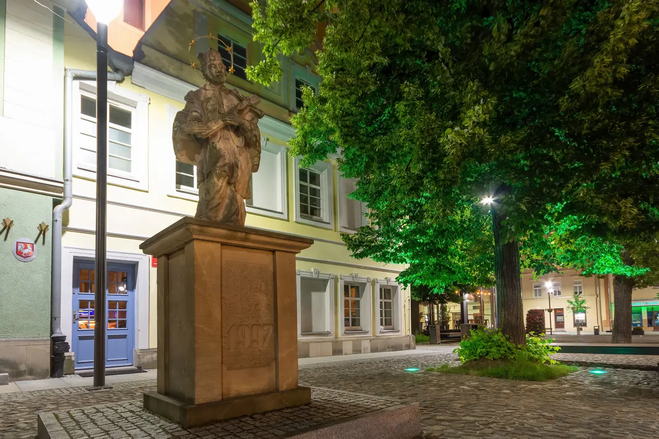 Oświetlenie architektoniczne LED RGB przestrzeni miejskiej