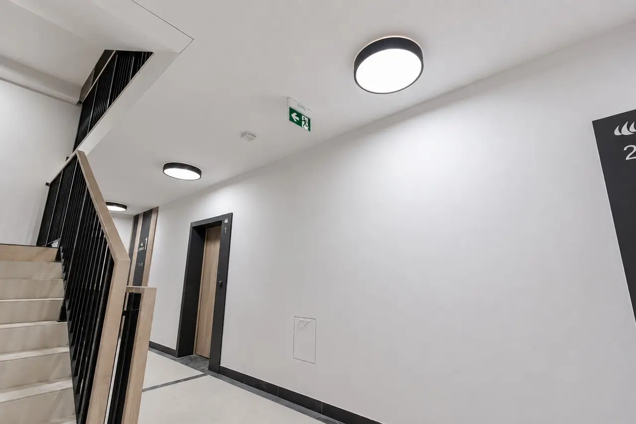 Oświetlenie części wspólnych plafonami Finestra PXF