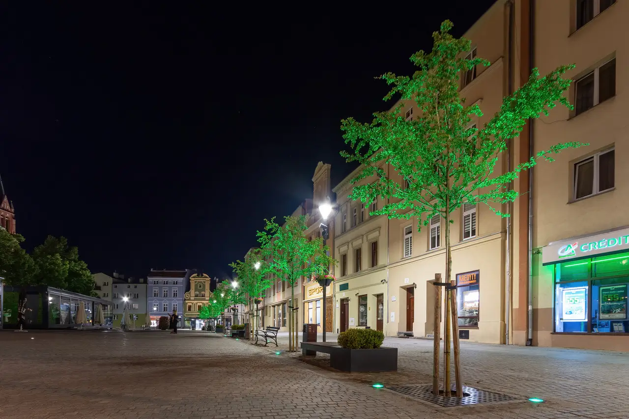 Iluminacja architektoniczna LED RGB w centrum Oławy