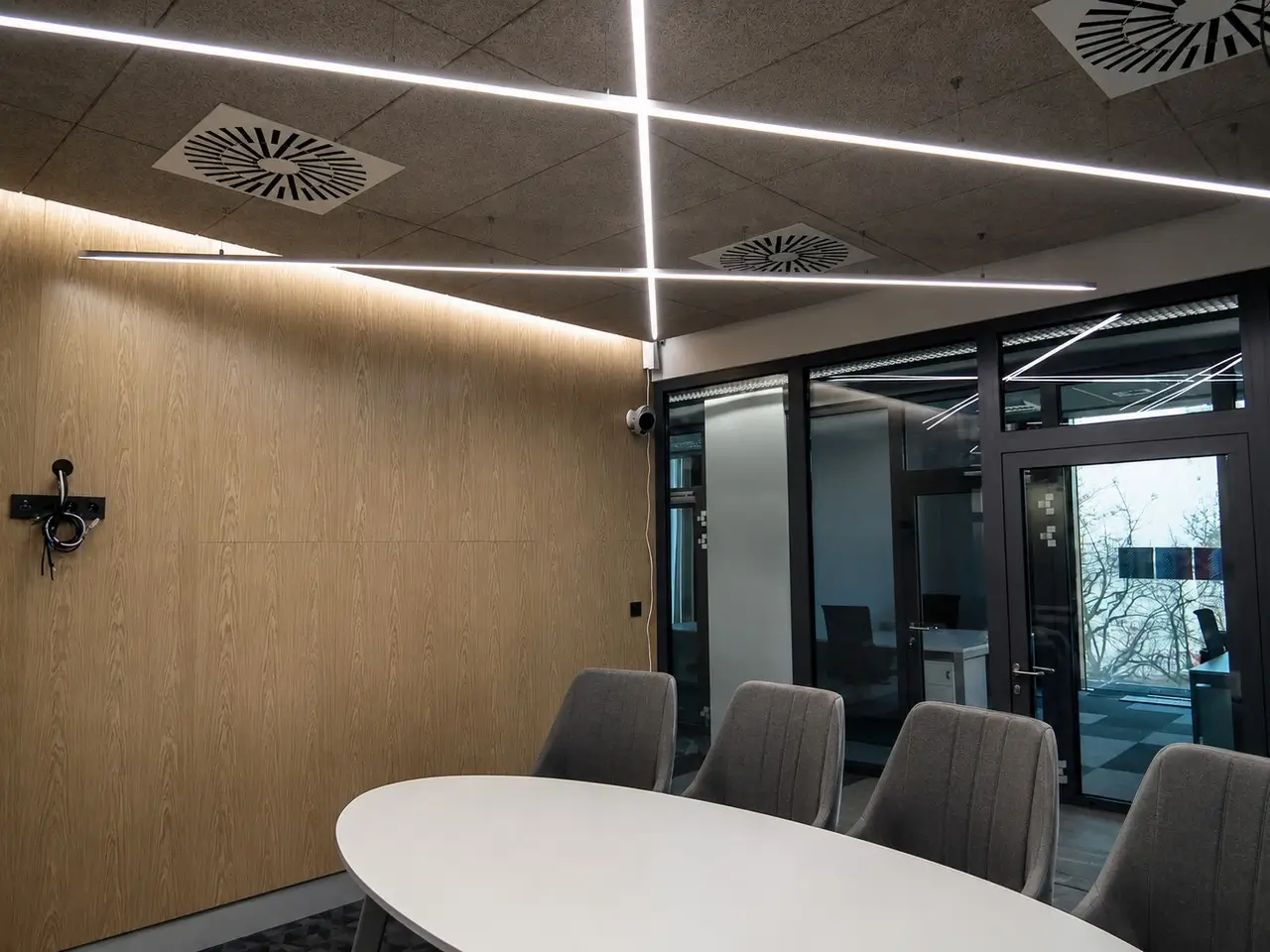 Oświetlenie sali konferencyjnej oprawami LED Lipod