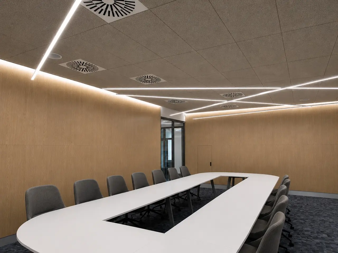Oświetlenie sali konferencyjnej oprawami LED Lipod