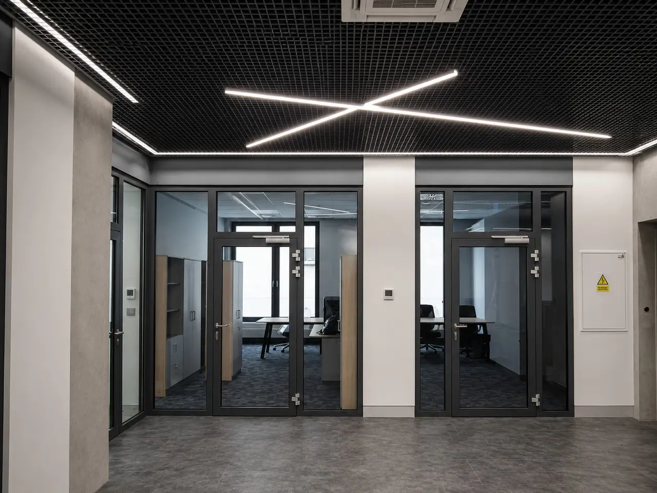 Liniowe oświetlenie LED na korytarzu biura