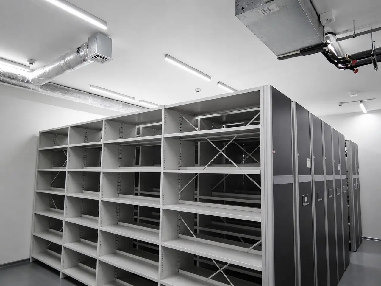 Oprawy LED LINEO nad regałami archiwum PWr