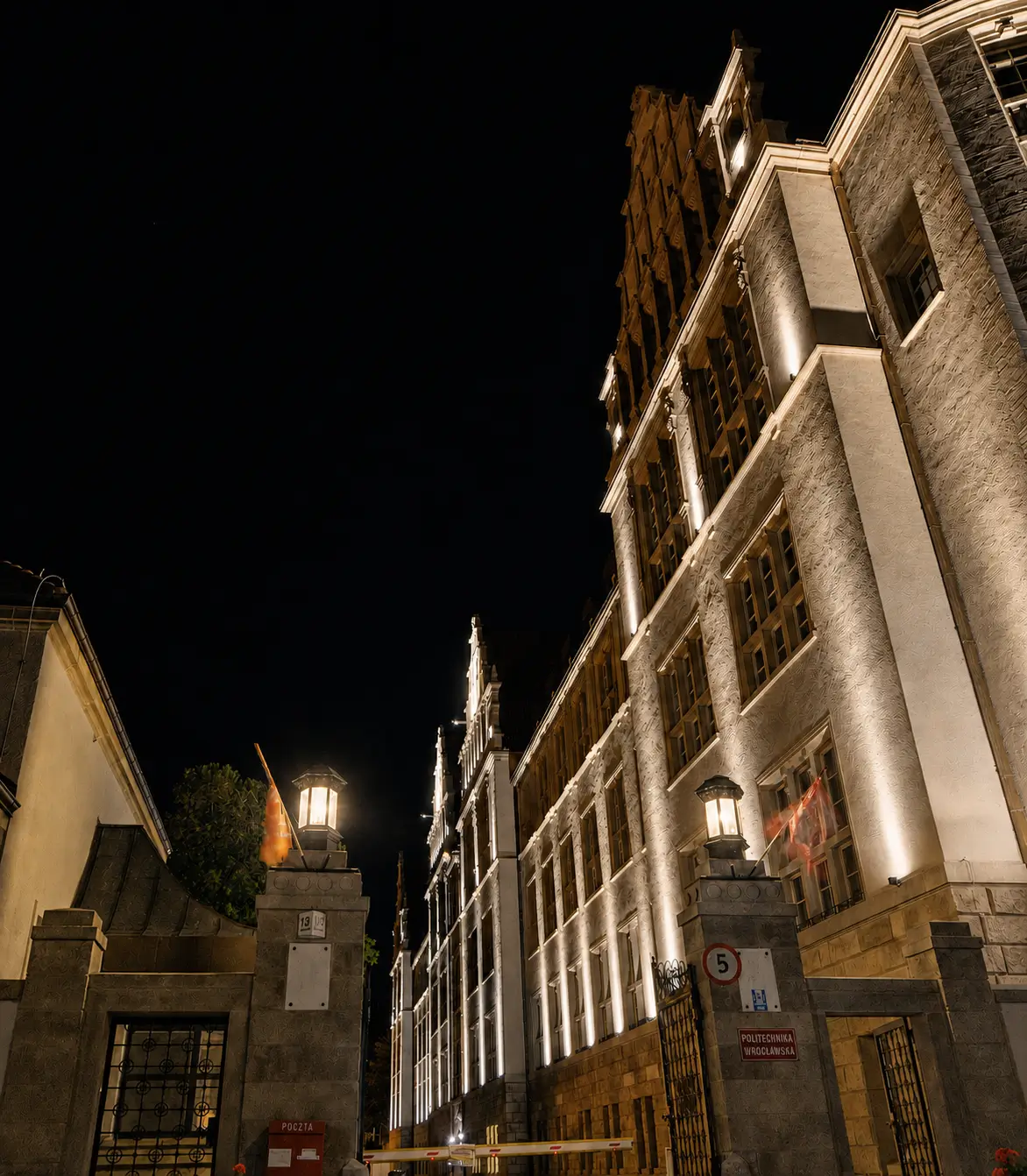 Oprawy kierunkowe LED w iluminacji elewacji Politechniki Wrocławskiej