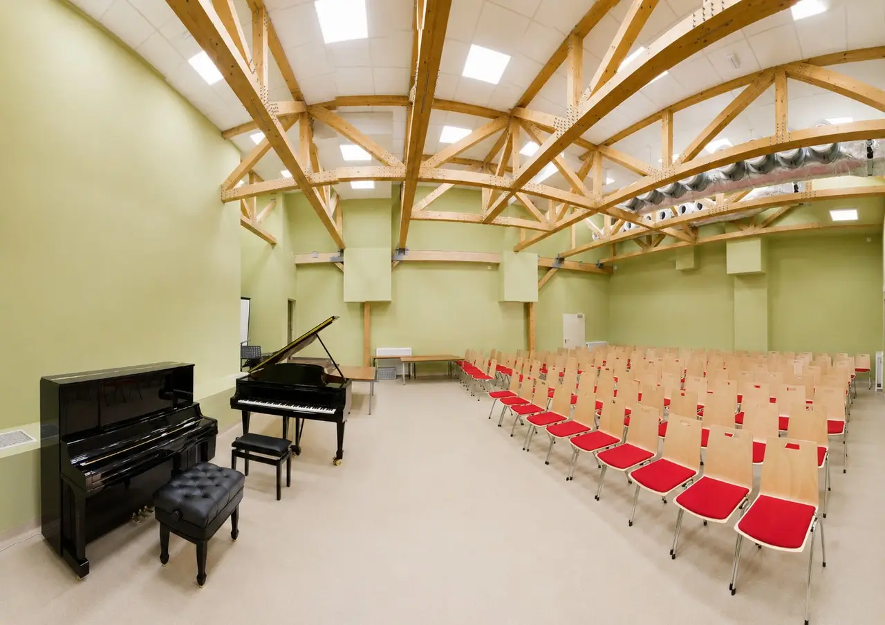 Sala dydaktyczna oświetlona panelami LED