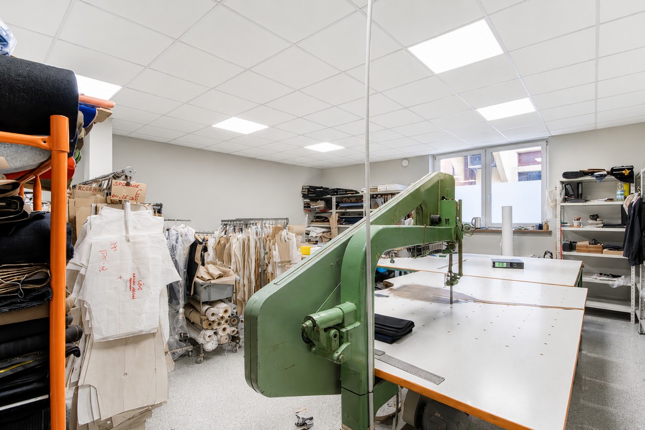 Panele LED Triplex w realizacji oświetlenia szwalni
