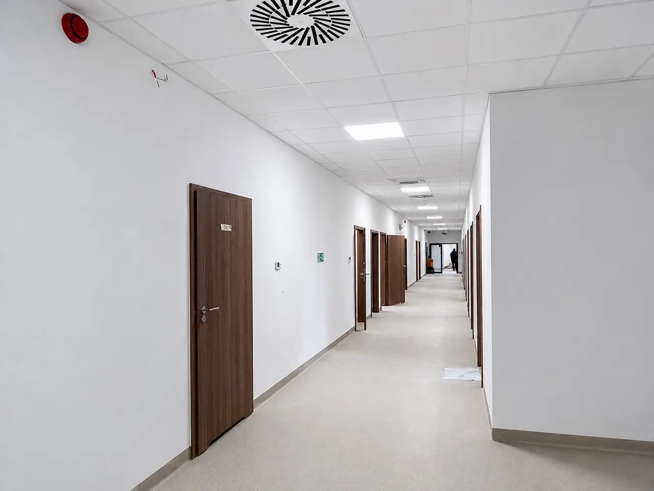 Panele LED w ciągach komunikacyjnych 