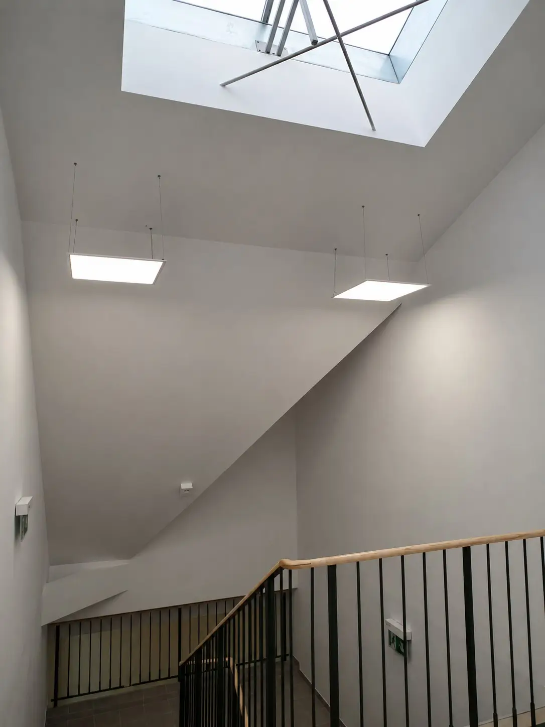 Panele LED 60x60 zawieszone na linkach