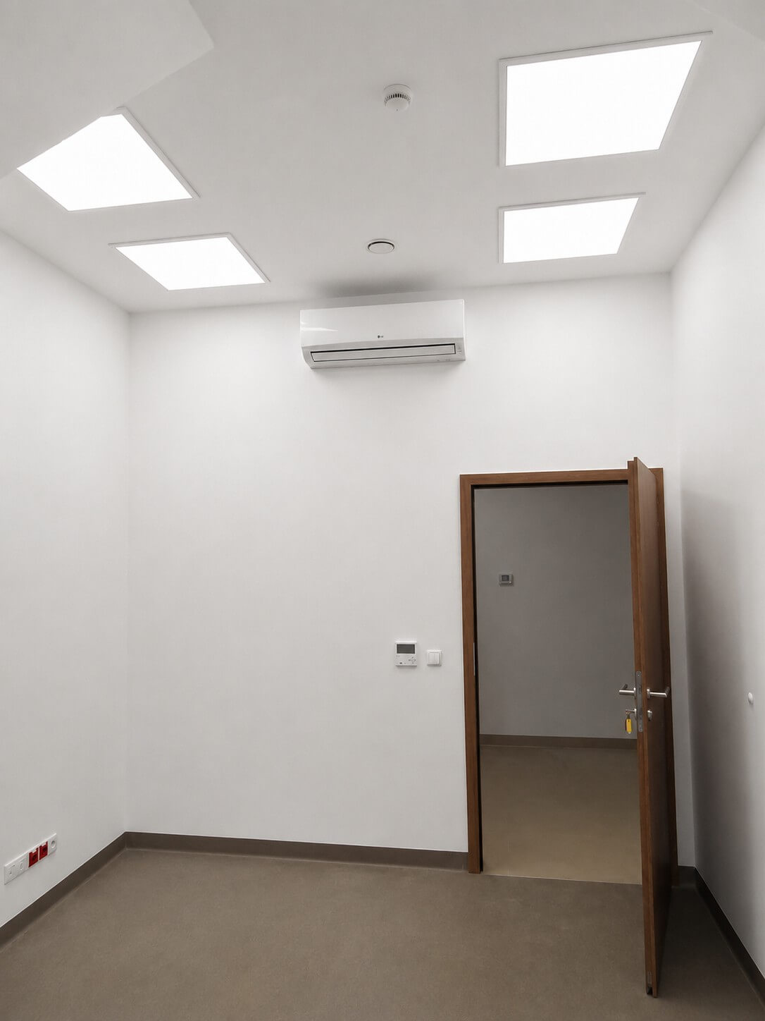 Biuro oświetlone panelami LED 60x60