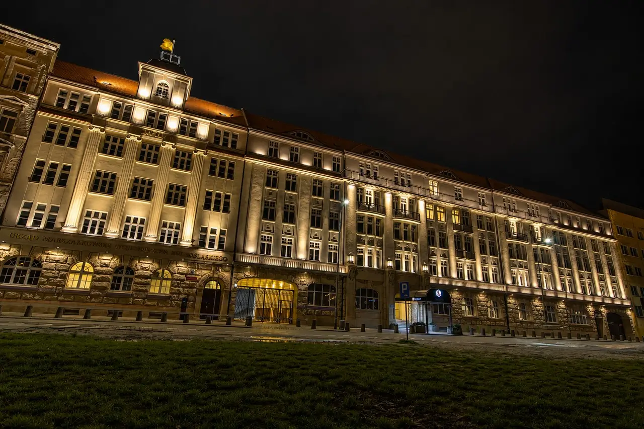 Oprawy LED PDS4 zastosowane w iluminacji elewacji