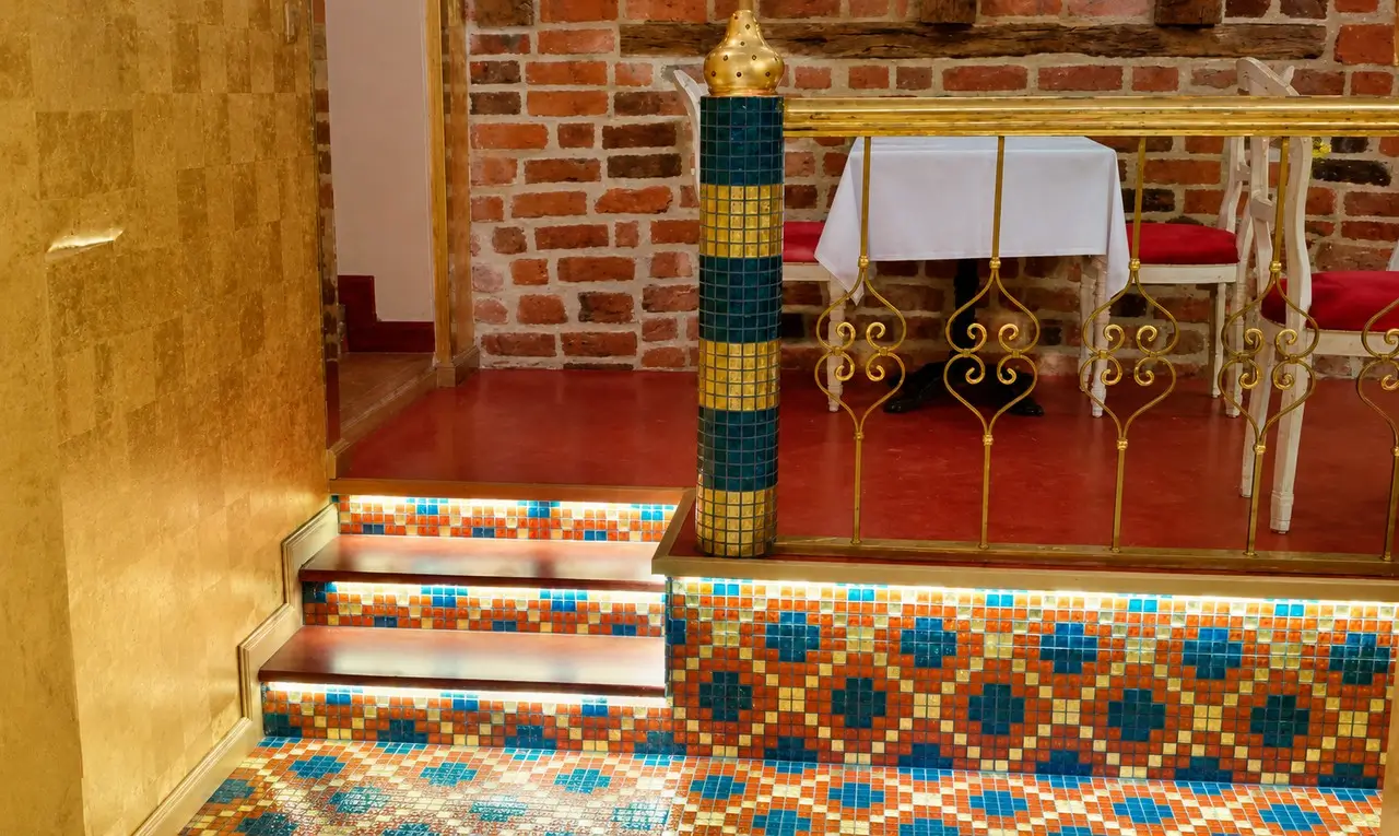 Podświetlenie schodów taśmą LED w profilu aluminiowym