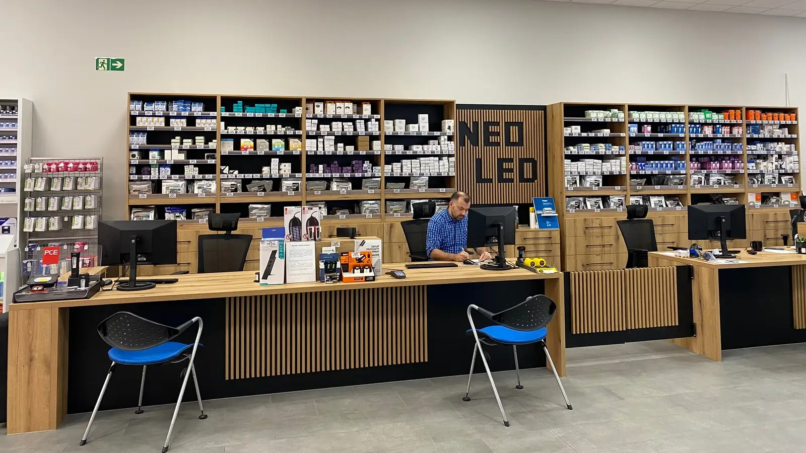 Hala sprzedażowa i ekspozycja NEO-LED o powierzchni 300 m²