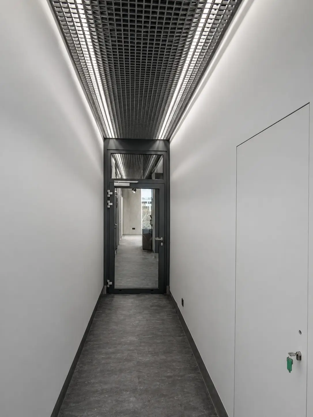 Korytarz doświetlony liniami LED