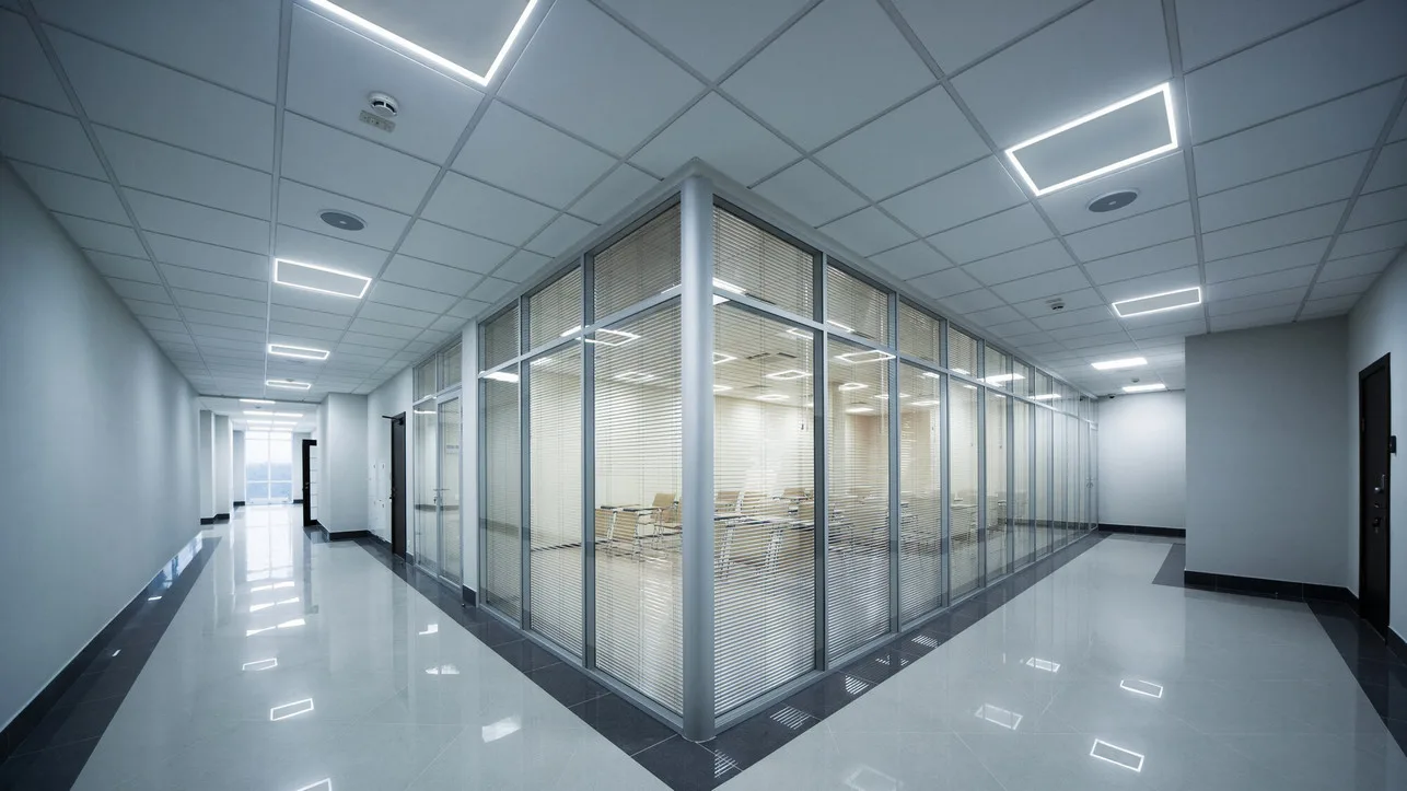 Ramka LED AVAR N 60x60 w suficie biurowym